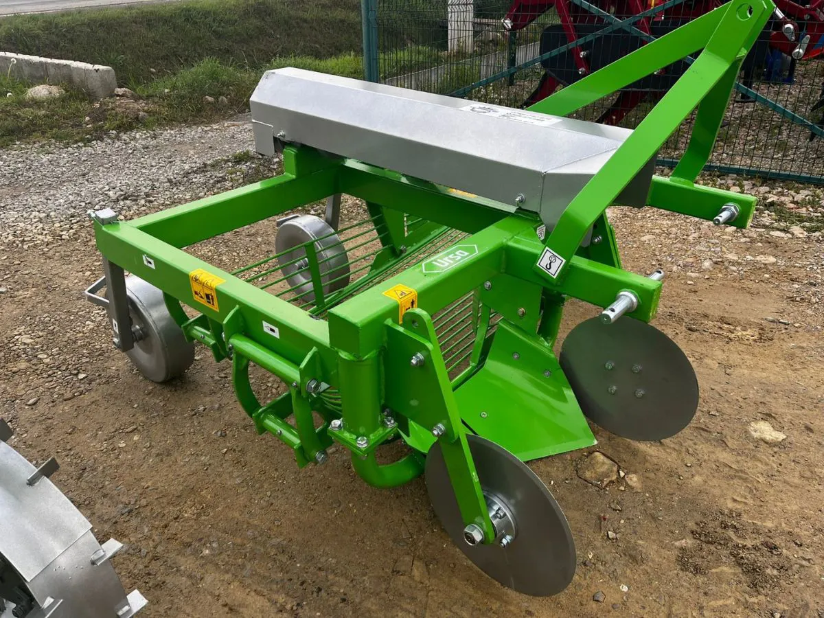 Masina de scos cartofi usturoi Bomet Ursa gratar lateral Terraking utilaje agricole Salonta (6) Masina de scos cartofi usturoi Bomet Ursa gratar lateral Terra King Salonta Utilaje Agricole Oradea Bihor